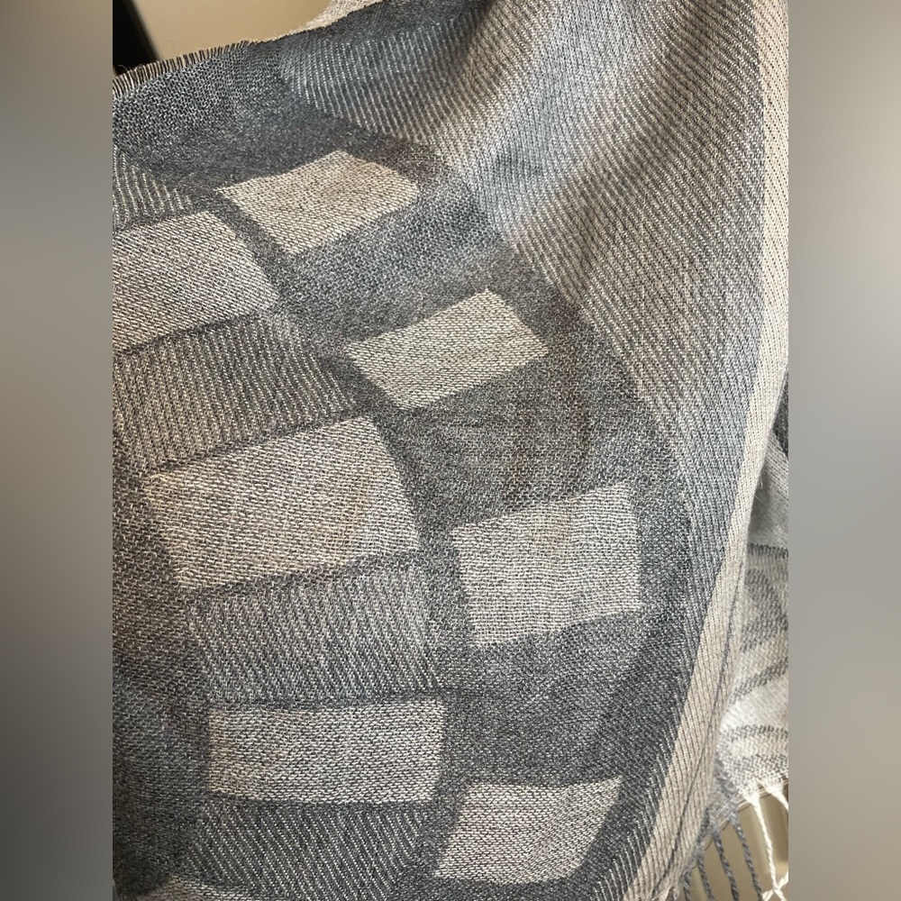 Sol Alpaca Alpaca Silk Geometric Gray Patterned Scarf with Fringe - Picture 6 of 11